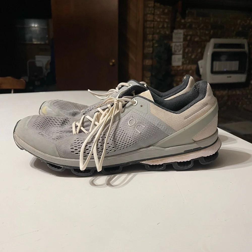 On Cloud Cloudsurfer Men’s Size 11.5 Light Gray Running Shoes Small Flaws - Picture 4 of 9